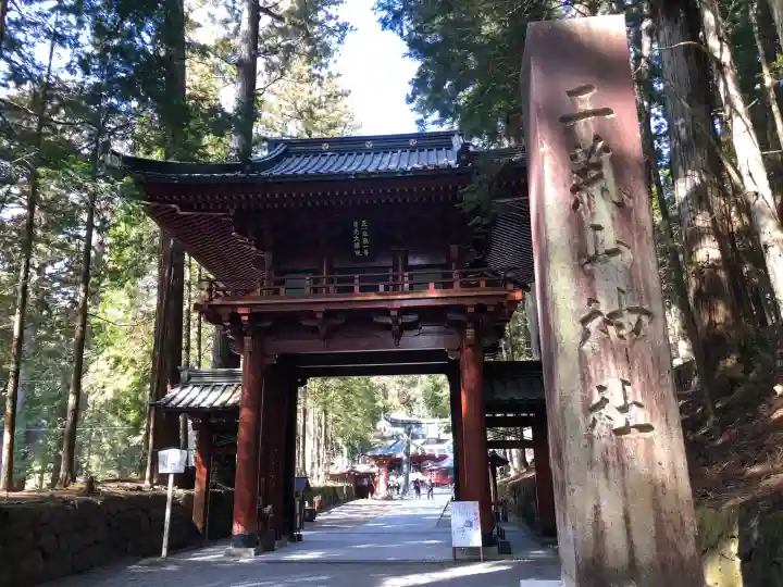 日光二荒山神社の{uncategorized: "未分類", other: "その他", undefined: "問題あり", building: "その他建物", grave: "お墓", sacred_gate: "鳥居", guardian: "狛犬", statue: "像", buddha: "仏像", history: "歴史", nature: "自然", garden: "庭園", animal: "動物", pagoda: "塔", temizu: "手水舎", mountain_gate: "山門・神門", sanctuary: "本殿・本堂", subordinate: "末社・摂社", art: "芸術", scenery: "景色", jizo: "地蔵", ema: "絵馬", goshuin: "御朱印", omikuji: "おみくじ", items: "授与品その他", amulet: "お守り", goshuincho: "御朱印帳", eats: "食事", festival: "お祭り", votive_dance: "神楽", shichigosan: "七五三参", wedding: "結婚式", experience: "体験その他", initially: "初詣", around: "周辺", anti_infection: "感染症対策"}