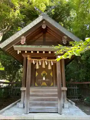 大鳥美波比神社（大鳥大社境内摂社）の{uncategorized: "未分類", other: "その他", undefined: "問題あり", building: "その他建物", grave: "お墓", sacred_gate: "鳥居", guardian: "狛犬", statue: "像", buddha: "仏像", history: "歴史", nature: "自然", garden: "庭園", animal: "動物", pagoda: "塔", temizu: "手水舎", mountain_gate: "山門・神門", sanctuary: "本殿・本堂", subordinate: "末社・摂社", art: "芸術", scenery: "景色", jizo: "地蔵", ema: "絵馬", goshuin: "御朱印", omikuji: "おみくじ", items: "授与品その他", amulet: "お守り", goshuincho: "御朱印帳", eats: "食事", festival: "お祭り", votive_dance: "神楽", shichigosan: "七五三参", wedding: "結婚式", experience: "体験その他", initially: "初詣", around: "周辺", anti_infection: "感染症対策"}