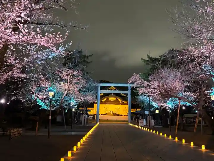 靖國神社の{uncategorized: "未分類", other: "その他", undefined: "問題あり", building: "その他建物", grave: "お墓", sacred_gate: "鳥居", guardian: "狛犬", statue: "像", buddha: "仏像", history: "歴史", nature: "自然", garden: "庭園", animal: "動物", pagoda: "塔", temizu: "手水舎", mountain_gate: "山門・神門", sanctuary: "本殿・本堂", subordinate: "末社・摂社", art: "芸術", scenery: "景色", jizo: "地蔵", ema: "絵馬", goshuin: "御朱印", omikuji: "おみくじ", items: "授与品その他", amulet: "お守り", goshuincho: "御朱印帳", eats: "食事", festival: "お祭り", votive_dance: "神楽", shichigosan: "七五三参", wedding: "結婚式", experience: "体験その他", initially: "初詣", around: "周辺", anti_infection: "感染症対策"}