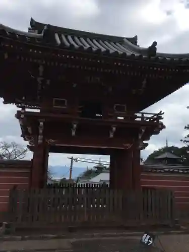 當麻寺の山門・神門
