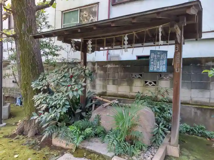 於岩稲荷田宮神社の手水舎
