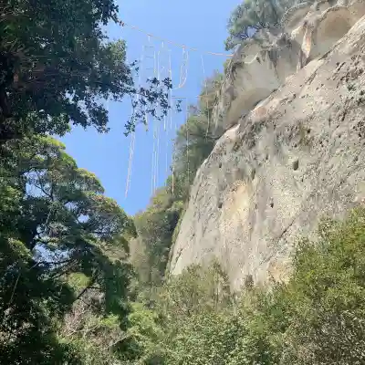 花窟神社の{uncategorized: "未分類", other: "その他", undefined: "問題あり", building: "その他建物", grave: "お墓", sacred_gate: "鳥居", guardian: "狛犬", statue: "像", buddha: "仏像", history: "歴史", nature: "自然", garden: "庭園", animal: "動物", pagoda: "塔", temizu: "手水舎", mountain_gate: "山門・神門", sanctuary: "本殿・本堂", subordinate: "末社・摂社", art: "芸術", scenery: "景色", jizo: "地蔵", ema: "絵馬", goshuin: "御朱印", omikuji: "おみくじ", items: "授与品その他", amulet: "お守り", goshuincho: "御朱印帳", eats: "食事", festival: "お祭り", votive_dance: "神楽", shichigosan: "七五三参", wedding: "結婚式", experience: "体験その他", initially: "初詣", around: "周辺", anti_infection: "感染症対策"}