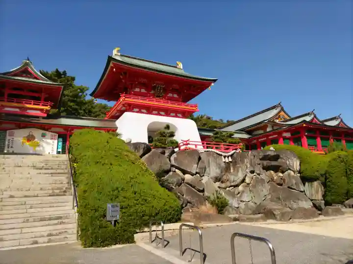 赤間神宮の{uncategorized: "未分類", other: "その他", undefined: "問題あり", building: "その他建物", grave: "お墓", sacred_gate: "鳥居", guardian: "狛犬", statue: "像", buddha: "仏像", history: "歴史", nature: "自然", garden: "庭園", animal: "動物", pagoda: "塔", temizu: "手水舎", mountain_gate: "山門・神門", sanctuary: "本殿・本堂", subordinate: "末社・摂社", art: "芸術", scenery: "景色", jizo: "地蔵", ema: "絵馬", goshuin: "御朱印", omikuji: "おみくじ", items: "授与品その他", amulet: "お守り", goshuincho: "御朱印帳", eats: "食事", festival: "お祭り", votive_dance: "神楽", shichigosan: "七五三参", wedding: "結婚式", experience: "体験その他", initially: "初詣", around: "周辺", anti_infection: "感染症対策"}