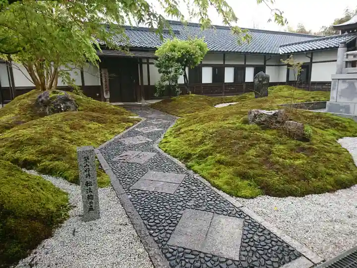 御誕生寺(猫寺)の庭園
