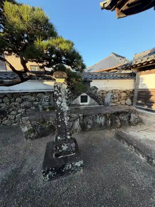 仏光寺(佛光寺)の{uncategorized: "未分類", other: "その他", undefined: "問題あり", building: "その他建物", grave: "お墓", sacred_gate: "鳥居", guardian: "狛犬", statue: "像", buddha: "仏像", history: "歴史", nature: "自然", garden: "庭園", animal: "動物", pagoda: "塔", temizu: "手水舎", mountain_gate: "山門・神門", sanctuary: "本殿・本堂", subordinate: "末社・摂社", art: "芸術", scenery: "景色", jizo: "地蔵", ema: "絵馬", goshuin: "御朱印", omikuji: "おみくじ", items: "授与品その他", amulet: "お守り", goshuincho: "御朱印帳", eats: "食事", festival: "お祭り", votive_dance: "神楽", shichigosan: "七五三参", wedding: "結婚式", experience: "体験その他", initially: "初詣", around: "周辺", anti_infection: "感染症対策"}