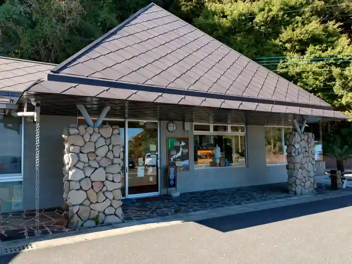 御崎神社の{uncategorized: "未分類", other: "その他", undefined: "問題あり", building: "その他建物", grave: "お墓", sacred_gate: "鳥居", guardian: "狛犬", statue: "像", buddha: "仏像", history: "歴史", nature: "自然", garden: "庭園", animal: "動物", pagoda: "塔", temizu: "手水舎", mountain_gate: "山門・神門", sanctuary: "本殿・本堂", subordinate: "末社・摂社", art: "芸術", scenery: "景色", jizo: "地蔵", ema: "絵馬", goshuin: "御朱印", omikuji: "おみくじ", items: "授与品その他", amulet: "お守り", goshuincho: "御朱印帳", eats: "食事", festival: "お祭り", votive_dance: "神楽", shichigosan: "七五三参", wedding: "結婚式", experience: "体験その他", initially: "初詣", around: "周辺", anti_infection: "感染症対策"}