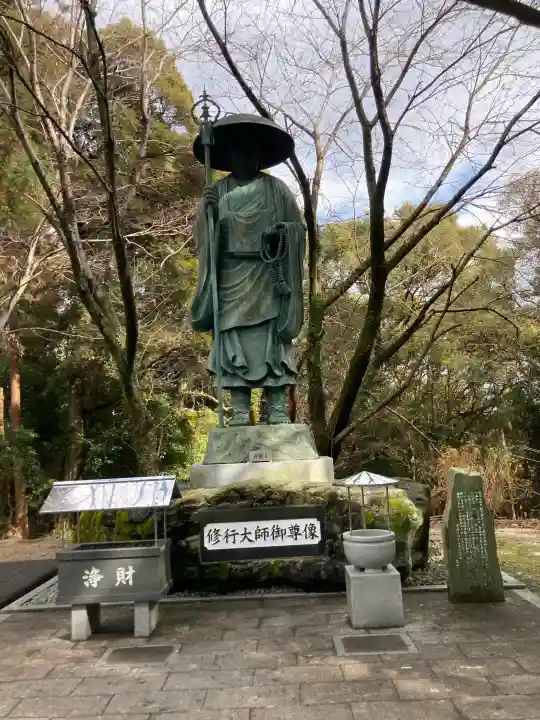 恩山寺の{uncategorized: "未分類", other: "その他", undefined: "問題あり", building: "その他建物", grave: "お墓", sacred_gate: "鳥居", guardian: "狛犬", statue: "像", buddha: "仏像", history: "歴史", nature: "自然", garden: "庭園", animal: "動物", pagoda: "塔", temizu: "手水舎", mountain_gate: "山門・神門", sanctuary: "本殿・本堂", subordinate: "末社・摂社", art: "芸術", scenery: "景色", jizo: "地蔵", ema: "絵馬", goshuin: "御朱印", omikuji: "おみくじ", items: "授与品その他", amulet: "お守り", goshuincho: "御朱印帳", eats: "食事", festival: "お祭り", votive_dance: "神楽", shichigosan: "七五三参", wedding: "結婚式", experience: "体験その他", initially: "初詣", around: "周辺", anti_infection: "感染症対策"}