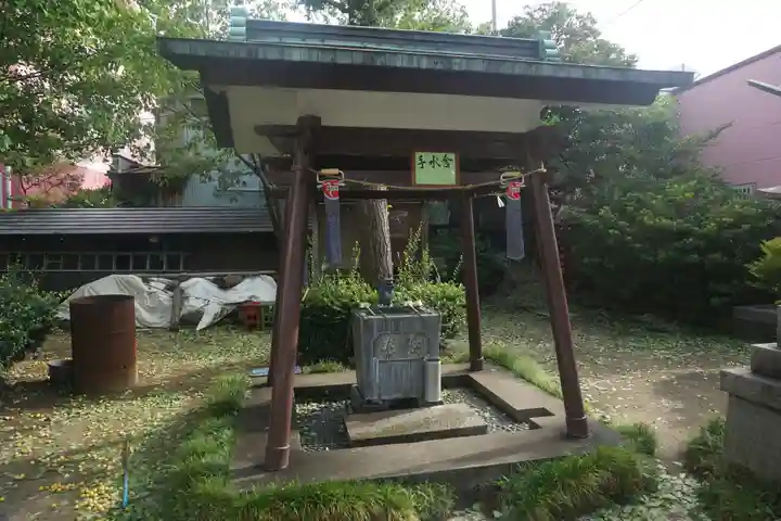 西新井氷川神社の手水舎