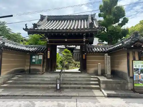 興徳寺の山門