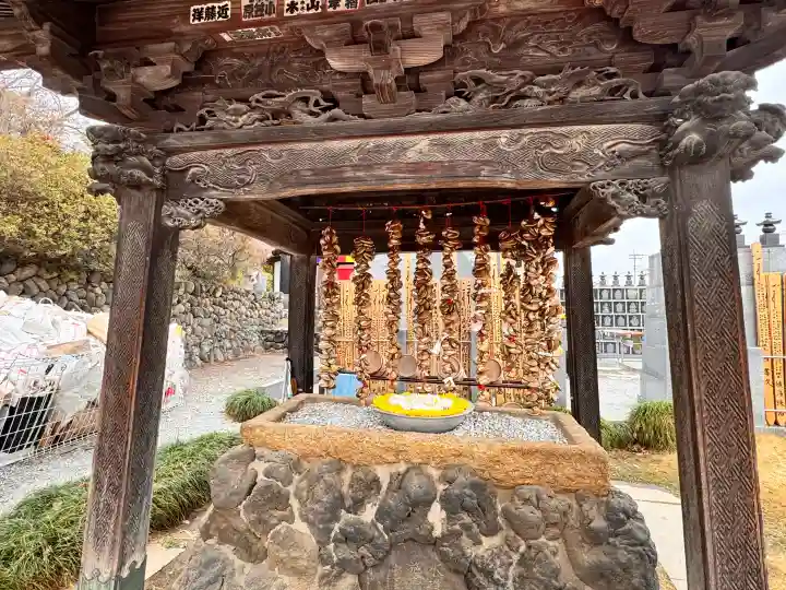 埼玉厄除け開運大師・龍泉寺(切り絵御朱印発祥の寺)の{uncategorized: "未分類", other: "その他", undefined: "問題あり", building: "その他建物", grave: "お墓", sacred_gate: "鳥居", guardian: "狛犬", statue: "像", buddha: "仏像", history: "歴史", nature: "自然", garden: "庭園", animal: "動物", pagoda: "塔", temizu: "手水舎", mountain_gate: "山門・神門", sanctuary: "本殿・本堂", subordinate: "末社・摂社", art: "芸術", scenery: "景色", jizo: "地蔵", ema: "絵馬", goshuin: "御朱印", omikuji: "おみくじ", items: "授与品その他", amulet: "お守り", goshuincho: "御朱印帳", eats: "食事", festival: "お祭り", votive_dance: "神楽", shichigosan: "七五三参", wedding: "結婚式", experience: "体験その他", initially: "初詣", around: "周辺", anti_infection: "感染症対策"}