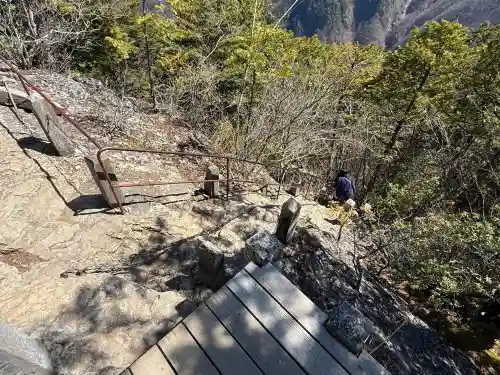 三峯神社奥宮の{uncategorized: "未分類", other: "その他", undefined: "問題あり", building: "その他建物", grave: "お墓", sacred_gate: "鳥居", guardian: "狛犬", statue: "像", buddha: "仏像", history: "歴史", nature: "自然", garden: "庭園", animal: "動物", pagoda: "塔", temizu: "手水舎", mountain_gate: "山門・神門", sanctuary: "本殿・本堂", subordinate: "末社・摂社", art: "芸術", scenery: "景色", jizo: "地蔵", ema: "絵馬", goshuin: "御朱印", omikuji: "おみくじ", items: "授与品その他", amulet: "お守り", goshuincho: "御朱印帳", eats: "食事", festival: "お祭り", votive_dance: "神楽", shichigosan: "七五三参", wedding: "結婚式", experience: "体験その他", initially: "初詣", around: "周辺", anti_infection: "感染症対策"}