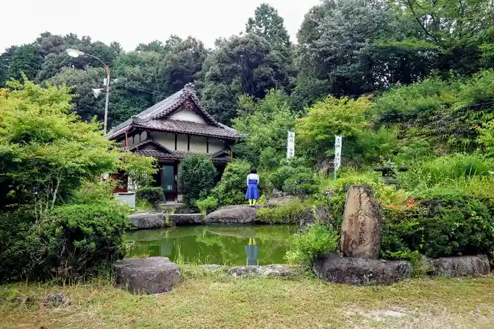曽野稲荷神社の庭園