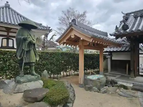 浄誓寺の{uncategorized: "未分類", other: "その他", undefined: "問題あり", building: "その他建物", grave: "お墓", sacred_gate: "鳥居", guardian: "狛犬", statue: "像", buddha: "仏像", history: "歴史", nature: "自然", garden: "庭園", animal: "動物", pagoda: "塔", temizu: "手水舎", mountain_gate: "山門・神門", sanctuary: "本殿・本堂", subordinate: "末社・摂社", art: "芸術", scenery: "景色", jizo: "地蔵", ema: "絵馬", goshuin: "御朱印", omikuji: "おみくじ", items: "授与品その他", amulet: "お守り", goshuincho: "御朱印帳", eats: "食事", festival: "お祭り", votive_dance: "神楽", shichigosan: "七五三参", wedding: "結婚式", experience: "体験その他", initially: "初詣", around: "周辺", anti_infection: "感染症対策"}