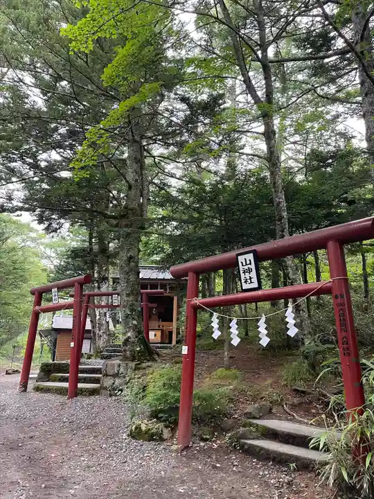 新屋山神社奥宮の末社・摂社