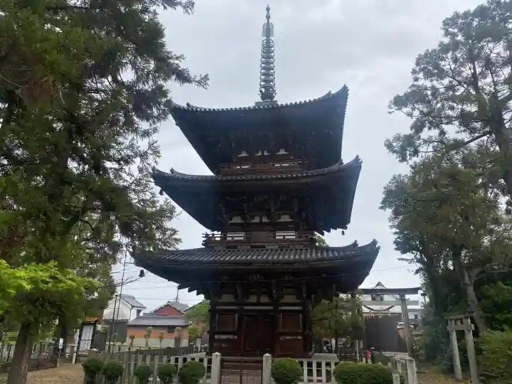 百済寺の{uncategorized: "未分類", other: "その他", undefined: "問題あり", building: "その他建物", grave: "お墓", sacred_gate: "鳥居", guardian: "狛犬", statue: "像", buddha: "仏像", history: "歴史", nature: "自然", garden: "庭園", animal: "動物", pagoda: "塔", temizu: "手水舎", mountain_gate: "山門・神門", sanctuary: "本殿・本堂", subordinate: "末社・摂社", art: "芸術", scenery: "景色", jizo: "地蔵", ema: "絵馬", goshuin: "御朱印", omikuji: "おみくじ", items: "授与品その他", amulet: "お守り", goshuincho: "御朱印帳", eats: "食事", festival: "お祭り", votive_dance: "神楽", shichigosan: "七五三参", wedding: "結婚式", experience: "体験その他", initially: "初詣", around: "周辺", anti_infection: "感染症対策"}