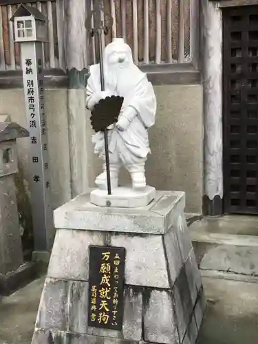 尺間神社の像