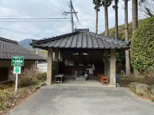 東大寺別院阿弥陀寺の{uncategorized: "未分類", other: "その他", undefined: "問題あり", building: "その他建物", grave: "お墓", sacred_gate: "鳥居", guardian: "狛犬", statue: "像", buddha: "仏像", history: "歴史", nature: "自然", garden: "庭園", animal: "動物", pagoda: "塔", temizu: "手水舎", mountain_gate: "山門・神門", sanctuary: "本殿・本堂", subordinate: "末社・摂社", art: "芸術", scenery: "景色", jizo: "地蔵", ema: "絵馬", goshuin: "御朱印", omikuji: "おみくじ", items: "授与品その他", amulet: "お守り", goshuincho: "御朱印帳", eats: "食事", festival: "お祭り", votive_dance: "神楽", shichigosan: "七五三参", wedding: "結婚式", experience: "体験その他", initially: "初詣", around: "周辺", anti_infection: "感染症対策"}