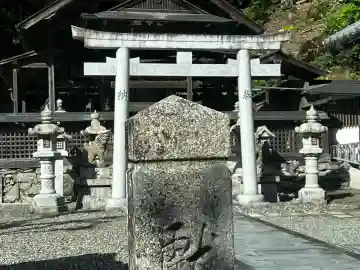 十二社神社の{uncategorized: "未分類", other: "その他", undefined: "問題あり", building: "その他建物", grave: "お墓", sacred_gate: "鳥居", guardian: "狛犬", statue: "像", buddha: "仏像", history: "歴史", nature: "自然", garden: "庭園", animal: "動物", pagoda: "塔", temizu: "手水舎", mountain_gate: "山門・神門", sanctuary: "本殿・本堂", subordinate: "末社・摂社", art: "芸術", scenery: "景色", jizo: "地蔵", ema: "絵馬", goshuin: "御朱印", omikuji: "おみくじ", items: "授与品その他", amulet: "お守り", goshuincho: "御朱印帳", eats: "食事", festival: "お祭り", votive_dance: "神楽", shichigosan: "七五三参", wedding: "結婚式", experience: "体験その他", initially: "初詣", around: "周辺", anti_infection: "感染症対策"}