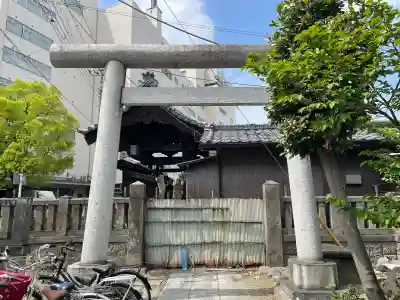 伊奈利神社の{uncategorized: "未分類", other: "その他", undefined: "問題あり", building: "その他建物", grave: "お墓", sacred_gate: "鳥居", guardian: "狛犬", statue: "像", buddha: "仏像", history: "歴史", nature: "自然", garden: "庭園", animal: "動物", pagoda: "塔", temizu: "手水舎", mountain_gate: "山門・神門", sanctuary: "本殿・本堂", subordinate: "末社・摂社", art: "芸術", scenery: "景色", jizo: "地蔵", ema: "絵馬", goshuin: "御朱印", omikuji: "おみくじ", items: "授与品その他", amulet: "お守り", goshuincho: "御朱印帳", eats: "食事", festival: "お祭り", votive_dance: "神楽", shichigosan: "七五三参", wedding: "結婚式", experience: "体験その他", initially: "初詣", around: "周辺", anti_infection: "感染症対策"}