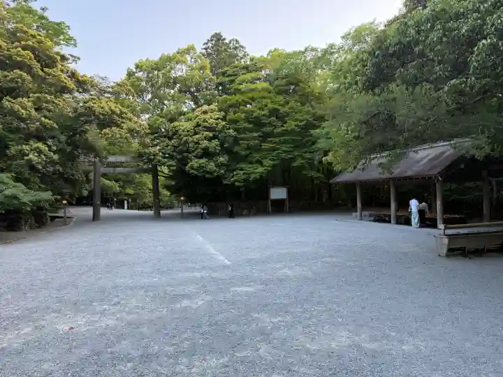 伊勢神宮内宮(皇大神宮)の{uncategorized: "未分類", other: "その他", undefined: "問題あり", building: "その他建物", grave: "お墓", sacred_gate: "鳥居", guardian: "狛犬", statue: "像", buddha: "仏像", history: "歴史", nature: "自然", garden: "庭園", animal: "動物", pagoda: "塔", temizu: "手水舎", mountain_gate: "山門・神門", sanctuary: "本殿・本堂", subordinate: "末社・摂社", art: "芸術", scenery: "景色", jizo: "地蔵", ema: "絵馬", goshuin: "御朱印", omikuji: "おみくじ", items: "授与品その他", amulet: "お守り", goshuincho: "御朱印帳", eats: "食事", festival: "お祭り", votive_dance: "神楽", shichigosan: "七五三参", wedding: "結婚式", experience: "体験その他", initially: "初詣", around: "周辺", anti_infection: "感染症対策"}