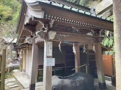 銭洗弁財天宇賀福神社の手水舎