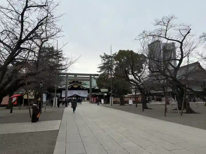 靖國神社の{uncategorized: "未分類", other: "その他", undefined: "問題あり", building: "その他建物", grave: "お墓", sacred_gate: "鳥居", guardian: "狛犬", statue: "像", buddha: "仏像", history: "歴史", nature: "自然", garden: "庭園", animal: "動物", pagoda: "塔", temizu: "手水舎", mountain_gate: "山門・神門", sanctuary: "本殿・本堂", subordinate: "末社・摂社", art: "芸術", scenery: "景色", jizo: "地蔵", ema: "絵馬", goshuin: "御朱印", omikuji: "おみくじ", items: "授与品その他", amulet: "お守り", goshuincho: "御朱印帳", eats: "食事", festival: "お祭り", votive_dance: "神楽", shichigosan: "七五三参", wedding: "結婚式", experience: "体験その他", initially: "初詣", around: "周辺", anti_infection: "感染症対策"}