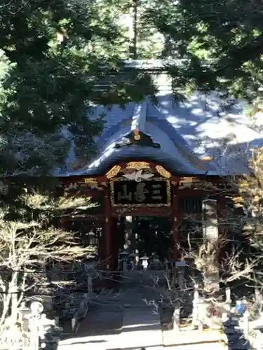 三峯神社の山門・神門