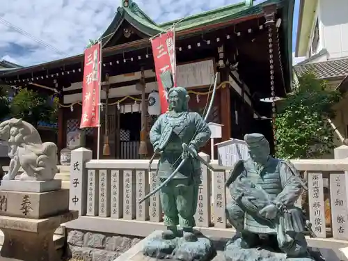 三石神社の像