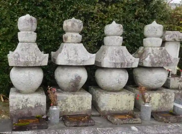 真光寺の{uncategorized: "未分類", other: "その他", undefined: "問題あり", building: "その他建物", grave: "お墓", sacred_gate: "鳥居", guardian: "狛犬", statue: "像", buddha: "仏像", history: "歴史", nature: "自然", garden: "庭園", animal: "動物", pagoda: "塔", temizu: "手水舎", mountain_gate: "山門・神門", sanctuary: "本殿・本堂", subordinate: "末社・摂社", art: "芸術", scenery: "景色", jizo: "地蔵", ema: "絵馬", goshuin: "御朱印", omikuji: "おみくじ", items: "授与品その他", amulet: "お守り", goshuincho: "御朱印帳", eats: "食事", festival: "お祭り", votive_dance: "神楽", shichigosan: "七五三参", wedding: "結婚式", experience: "体験その他", initially: "初詣", around: "周辺", anti_infection: "感染症対策"}