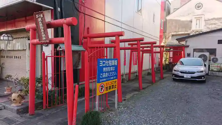 紋三郎稲荷神社の鳥居