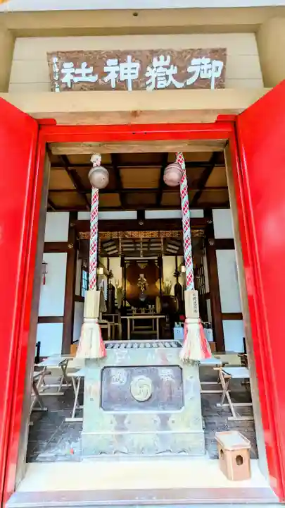前原御嶽神社の本殿・本堂