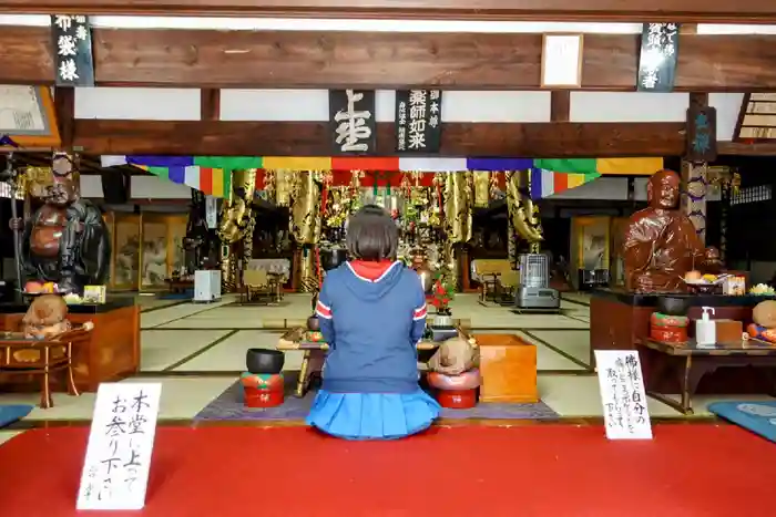 瑠璃光寺の本殿