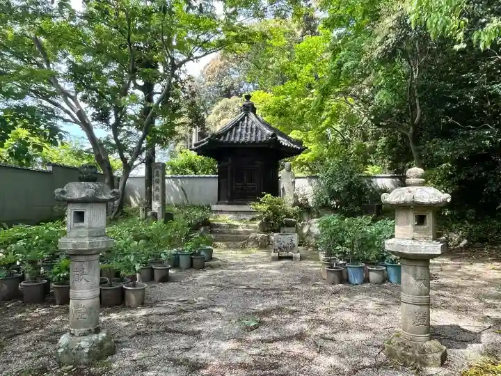 當麻寺奥院の{uncategorized: "未分類", other: "その他", undefined: "問題あり", building: "その他建物", grave: "お墓", sacred_gate: "鳥居", guardian: "狛犬", statue: "像", buddha: "仏像", history: "歴史", nature: "自然", garden: "庭園", animal: "動物", pagoda: "塔", temizu: "手水舎", mountain_gate: "山門・神門", sanctuary: "本殿・本堂", subordinate: "末社・摂社", art: "芸術", scenery: "景色", jizo: "地蔵", ema: "絵馬", goshuin: "御朱印", omikuji: "おみくじ", items: "授与品その他", amulet: "お守り", goshuincho: "御朱印帳", eats: "食事", festival: "お祭り", votive_dance: "神楽", shichigosan: "七五三参", wedding: "結婚式", experience: "体験その他", initially: "初詣", around: "周辺", anti_infection: "感染症対策"}