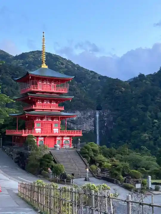 青岸渡寺の{uncategorized: "未分類", other: "その他", undefined: "問題あり", building: "その他建物", grave: "お墓", sacred_gate: "鳥居", guardian: "狛犬", statue: "像", buddha: "仏像", history: "歴史", nature: "自然", garden: "庭園", animal: "動物", pagoda: "塔", temizu: "手水舎", mountain_gate: "山門・神門", sanctuary: "本殿・本堂", subordinate: "末社・摂社", art: "芸術", scenery: "景色", jizo: "地蔵", ema: "絵馬", goshuin: "御朱印", omikuji: "おみくじ", items: "授与品その他", amulet: "お守り", goshuincho: "御朱印帳", eats: "食事", festival: "お祭り", votive_dance: "神楽", shichigosan: "七五三参", wedding: "結婚式", experience: "体験その他", initially: "初詣", around: "周辺", anti_infection: "感染症対策"}