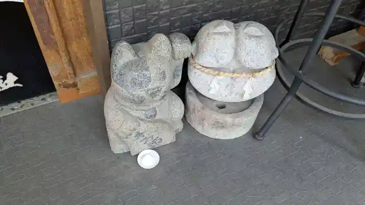 長崎尾曲がり猫神社の像