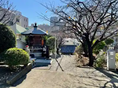 法雲寺の{uncategorized: "未分類", other: "その他", undefined: "問題あり", building: "その他建物", grave: "お墓", sacred_gate: "鳥居", guardian: "狛犬", statue: "像", buddha: "仏像", history: "歴史", nature: "自然", garden: "庭園", animal: "動物", pagoda: "塔", temizu: "手水舎", mountain_gate: "山門・神門", sanctuary: "本殿・本堂", subordinate: "末社・摂社", art: "芸術", scenery: "景色", jizo: "地蔵", ema: "絵馬", goshuin: "御朱印", omikuji: "おみくじ", items: "授与品その他", amulet: "お守り", goshuincho: "御朱印帳", eats: "食事", festival: "お祭り", votive_dance: "神楽", shichigosan: "七五三参", wedding: "結婚式", experience: "体験その他", initially: "初詣", around: "周辺", anti_infection: "感染症対策"}