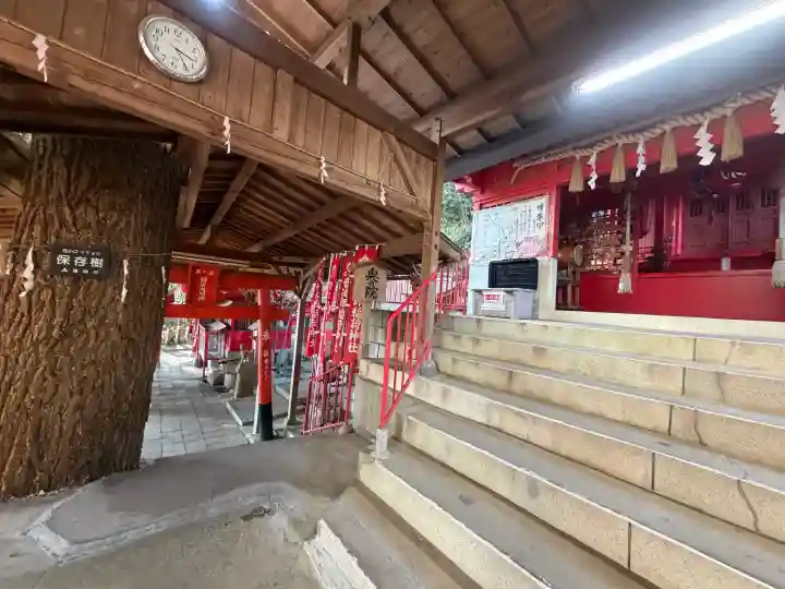 音次郎稲荷神社の{uncategorized: "未分類", other: "その他", undefined: "問題あり", building: "その他建物", grave: "お墓", sacred_gate: "鳥居", guardian: "狛犬", statue: "像", buddha: "仏像", history: "歴史", nature: "自然", garden: "庭園", animal: "動物", pagoda: "塔", temizu: "手水舎", mountain_gate: "山門・神門", sanctuary: "本殿・本堂", subordinate: "末社・摂社", art: "芸術", scenery: "景色", jizo: "地蔵", ema: "絵馬", goshuin: "御朱印", omikuji: "おみくじ", items: "授与品その他", amulet: "お守り", goshuincho: "御朱印帳", eats: "食事", festival: "お祭り", votive_dance: "神楽", shichigosan: "七五三参", wedding: "結婚式", experience: "体験その他", initially: "初詣", around: "周辺", anti_infection: "感染症対策"}