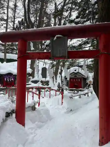 白石神社の{uncategorized: "未分類", other: "その他", undefined: "問題あり", building: "その他建物", grave: "お墓", sacred_gate: "鳥居", guardian: "狛犬", statue: "像", buddha: "仏像", history: "歴史", nature: "自然", garden: "庭園", animal: "動物", pagoda: "塔", temizu: "手水舎", mountain_gate: "山門・神門", sanctuary: "本殿・本堂", subordinate: "末社・摂社", art: "芸術", scenery: "景色", jizo: "地蔵", ema: "絵馬", goshuin: "御朱印", omikuji: "おみくじ", items: "授与品その他", amulet: "お守り", goshuincho: "御朱印帳", eats: "食事", festival: "お祭り", votive_dance: "神楽", shichigosan: "七五三参", wedding: "結婚式", experience: "体験その他", initially: "初詣", around: "周辺", anti_infection: "感染症対策"}