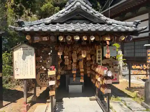 舘山寺の{uncategorized: "未分類", other: "その他", undefined: "問題あり", building: "その他建物", grave: "お墓", sacred_gate: "鳥居", guardian: "狛犬", statue: "像", buddha: "仏像", history: "歴史", nature: "自然", garden: "庭園", animal: "動物", pagoda: "塔", temizu: "手水舎", mountain_gate: "山門・神門", sanctuary: "本殿・本堂", subordinate: "末社・摂社", art: "芸術", scenery: "景色", jizo: "地蔵", ema: "絵馬", goshuin: "御朱印", omikuji: "おみくじ", items: "授与品その他", amulet: "お守り", goshuincho: "御朱印帳", eats: "食事", festival: "お祭り", votive_dance: "神楽", shichigosan: "七五三参", wedding: "結婚式", experience: "体験その他", initially: "初詣", around: "周辺", anti_infection: "感染症対策"}