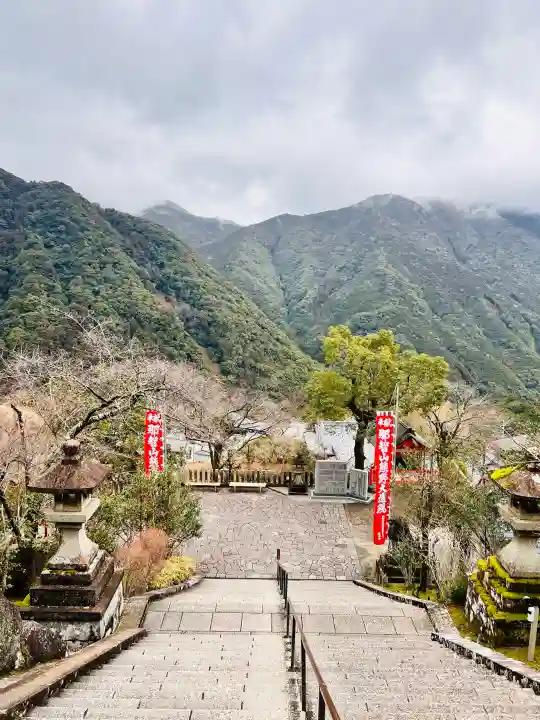 熊野那智大社の{uncategorized: "未分類", other: "その他", undefined: "問題あり", building: "その他建物", grave: "お墓", sacred_gate: "鳥居", guardian: "狛犬", statue: "像", buddha: "仏像", history: "歴史", nature: "自然", garden: "庭園", animal: "動物", pagoda: "塔", temizu: "手水舎", mountain_gate: "山門・神門", sanctuary: "本殿・本堂", subordinate: "末社・摂社", art: "芸術", scenery: "景色", jizo: "地蔵", ema: "絵馬", goshuin: "御朱印", omikuji: "おみくじ", items: "授与品その他", amulet: "お守り", goshuincho: "御朱印帳", eats: "食事", festival: "お祭り", votive_dance: "神楽", shichigosan: "七五三参", wedding: "結婚式", experience: "体験その他", initially: "初詣", around: "周辺", anti_infection: "感染症対策"}