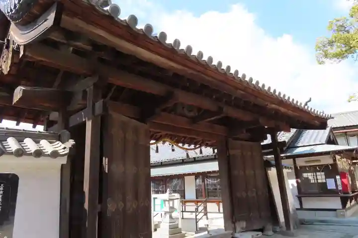糸碕神社の山門・神門