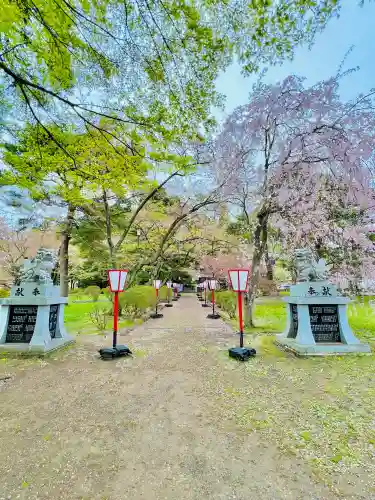 糠部神社の{uncategorized: "未分類", other: "その他", undefined: "問題あり", building: "その他建物", grave: "お墓", sacred_gate: "鳥居", guardian: "狛犬", statue: "像", buddha: "仏像", history: "歴史", nature: "自然", garden: "庭園", animal: "動物", pagoda: "塔", temizu: "手水舎", mountain_gate: "山門・神門", sanctuary: "本殿・本堂", subordinate: "末社・摂社", art: "芸術", scenery: "景色", jizo: "地蔵", ema: "絵馬", goshuin: "御朱印", omikuji: "おみくじ", items: "授与品その他", amulet: "お守り", goshuincho: "御朱印帳", eats: "食事", festival: "お祭り", votive_dance: "神楽", shichigosan: "七五三参", wedding: "結婚式", experience: "体験その他", initially: "初詣", around: "周辺", anti_infection: "感染症対策"}