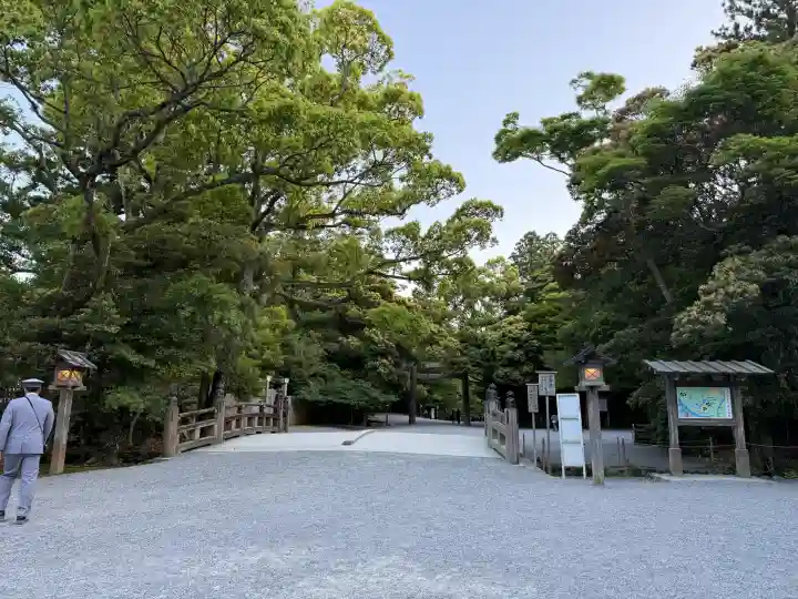 伊勢神宮内宮(皇大神宮)の{uncategorized: "未分類", other: "その他", undefined: "問題あり", building: "その他建物", grave: "お墓", sacred_gate: "鳥居", guardian: "狛犬", statue: "像", buddha: "仏像", history: "歴史", nature: "自然", garden: "庭園", animal: "動物", pagoda: "塔", temizu: "手水舎", mountain_gate: "山門・神門", sanctuary: "本殿・本堂", subordinate: "末社・摂社", art: "芸術", scenery: "景色", jizo: "地蔵", ema: "絵馬", goshuin: "御朱印", omikuji: "おみくじ", items: "授与品その他", amulet: "お守り", goshuincho: "御朱印帳", eats: "食事", festival: "お祭り", votive_dance: "神楽", shichigosan: "七五三参", wedding: "結婚式", experience: "体験その他", initially: "初詣", around: "周辺", anti_infection: "感染症対策"}