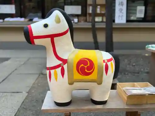 赤坂氷川神社の{uncategorized: "未分類", other: "その他", undefined: "問題あり", building: "その他建物", grave: "お墓", sacred_gate: "鳥居", guardian: "狛犬", statue: "像", buddha: "仏像", history: "歴史", nature: "自然", garden: "庭園", animal: "動物", pagoda: "塔", temizu: "手水舎", mountain_gate: "山門・神門", sanctuary: "本殿・本堂", subordinate: "末社・摂社", art: "芸術", scenery: "景色", jizo: "地蔵", ema: "絵馬", goshuin: "御朱印", omikuji: "おみくじ", items: "授与品その他", amulet: "お守り", goshuincho: "御朱印帳", eats: "食事", festival: "お祭り", votive_dance: "神楽", shichigosan: "七五三参", wedding: "結婚式", experience: "体験その他", initially: "初詣", around: "周辺", anti_infection: "感染症対策"}