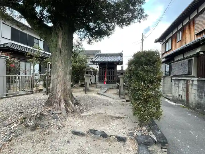 部令田神社の{uncategorized: "未分類", other: "その他", undefined: "問題あり", building: "その他建物", grave: "お墓", sacred_gate: "鳥居", guardian: "狛犬", statue: "像", buddha: "仏像", history: "歴史", nature: "自然", garden: "庭園", animal: "動物", pagoda: "塔", temizu: "手水舎", mountain_gate: "山門・神門", sanctuary: "本殿・本堂", subordinate: "末社・摂社", art: "芸術", scenery: "景色", jizo: "地蔵", ema: "絵馬", goshuin: "御朱印", omikuji: "おみくじ", items: "授与品その他", amulet: "お守り", goshuincho: "御朱印帳", eats: "食事", festival: "お祭り", votive_dance: "神楽", shichigosan: "七五三参", wedding: "結婚式", experience: "体験その他", initially: "初詣", around: "周辺", anti_infection: "感染症対策"}