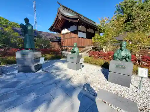 象山神社の像