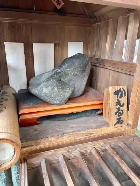 かえる神社の{uncategorized: "未分類", other: "その他", undefined: "問題あり", building: "その他建物", grave: "お墓", sacred_gate: "鳥居", guardian: "狛犬", statue: "像", buddha: "仏像", history: "歴史", nature: "自然", garden: "庭園", animal: "動物", pagoda: "塔", temizu: "手水舎", mountain_gate: "山門・神門", sanctuary: "本殿・本堂", subordinate: "末社・摂社", art: "芸術", scenery: "景色", jizo: "地蔵", ema: "絵馬", goshuin: "御朱印", omikuji: "おみくじ", items: "授与品その他", amulet: "お守り", goshuincho: "御朱印帳", eats: "食事", festival: "お祭り", votive_dance: "神楽", shichigosan: "七五三参", wedding: "結婚式", experience: "体験その他", initially: "初詣", around: "周辺", anti_infection: "感染症対策"}