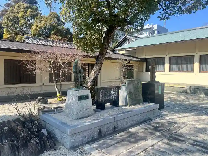 三重縣護國神社の{uncategorized: "未分類", other: "その他", undefined: "問題あり", building: "その他建物", grave: "お墓", sacred_gate: "鳥居", guardian: "狛犬", statue: "像", buddha: "仏像", history: "歴史", nature: "自然", garden: "庭園", animal: "動物", pagoda: "塔", temizu: "手水舎", mountain_gate: "山門・神門", sanctuary: "本殿・本堂", subordinate: "末社・摂社", art: "芸術", scenery: "景色", jizo: "地蔵", ema: "絵馬", goshuin: "御朱印", omikuji: "おみくじ", items: "授与品その他", amulet: "お守り", goshuincho: "御朱印帳", eats: "食事", festival: "お祭り", votive_dance: "神楽", shichigosan: "七五三参", wedding: "結婚式", experience: "体験その他", initially: "初詣", around: "周辺", anti_infection: "感染症対策"}