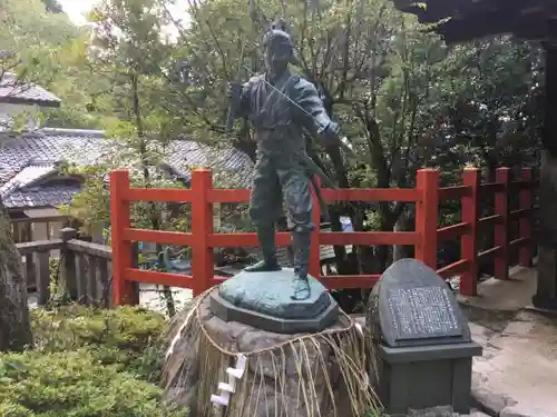 八大神社の像