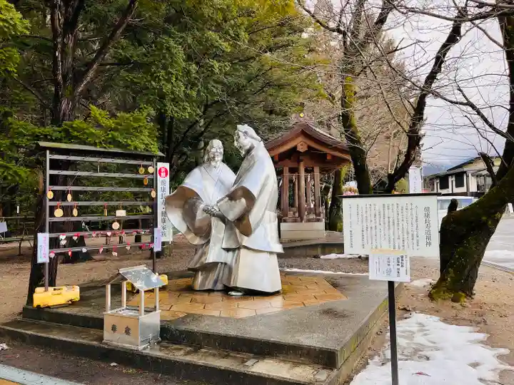 穂高神社本宮の像
